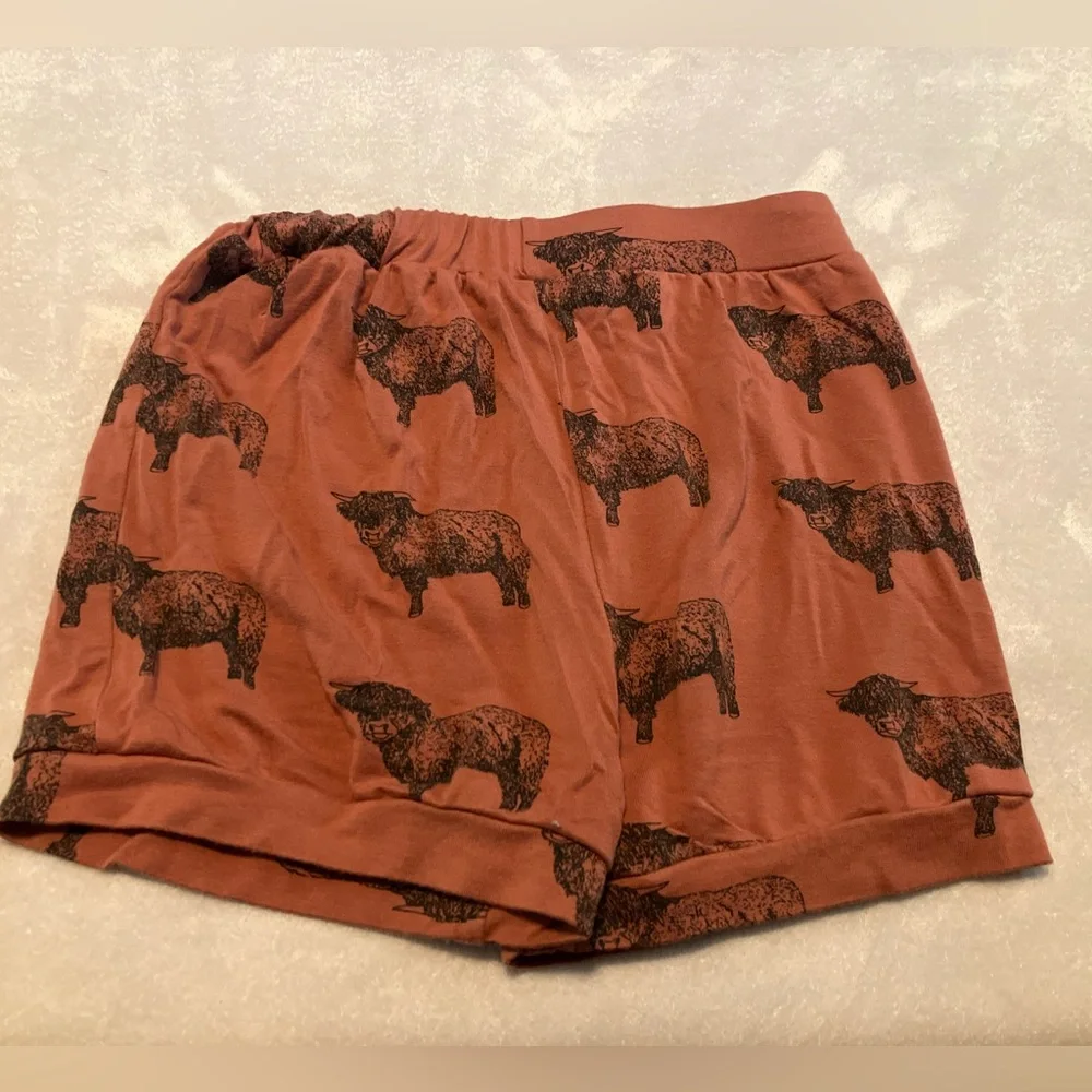 Kate Quinn Rust Shorts with Highland Cow Print - Picture 3 of 4